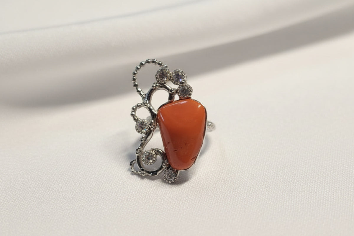 Anello corallo rosso organico e filigrana intricata in argento 925%