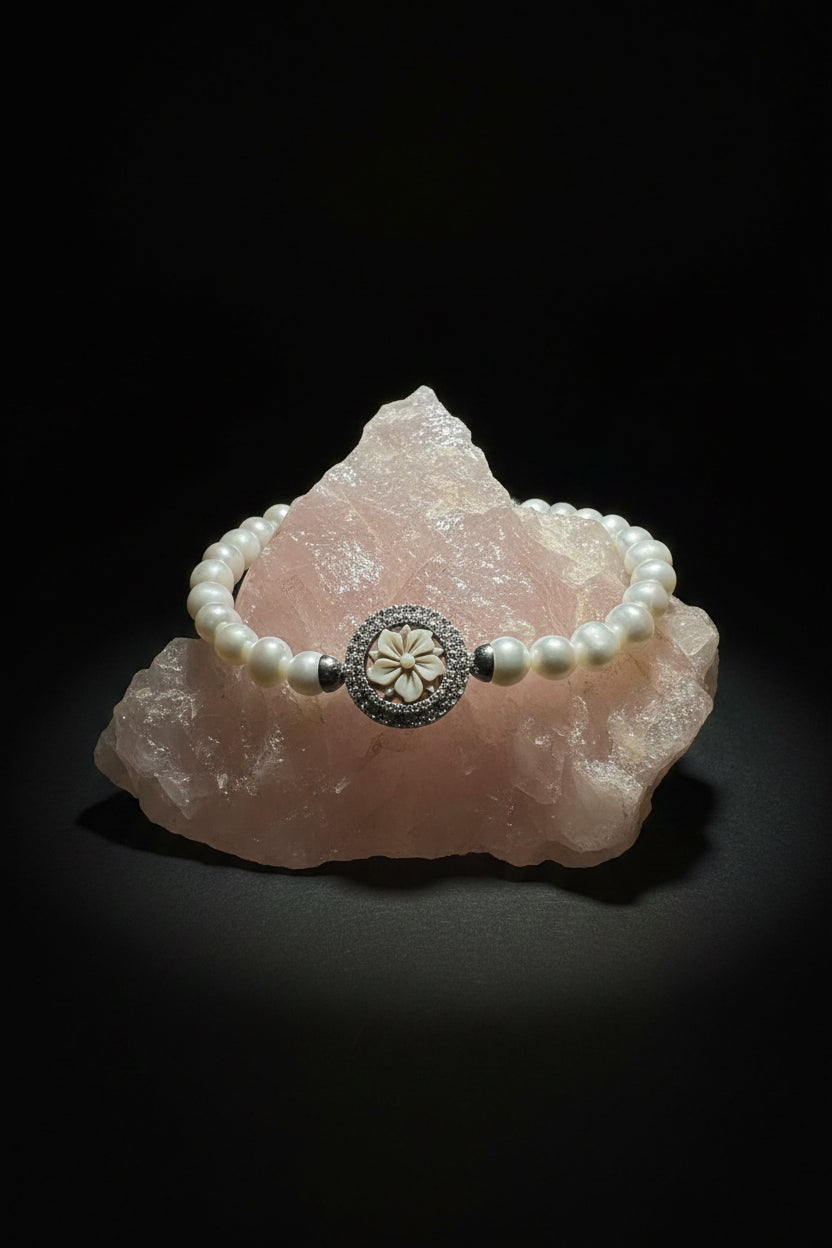 Bracciale con Perle Coltivate e Ciondolo Cameo Floreale