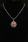 Collana elegante in argento con pendente a filigrana e cabochon rosso intenso