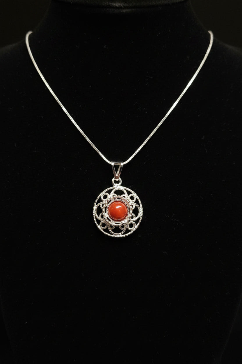 Collana elegante in argento con pendente a filigrana e cabochon rosso intenso